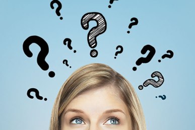 mulher-olhando-para-cima-com-dúvida-sobre-romance-vários-pontos-de-interrogação